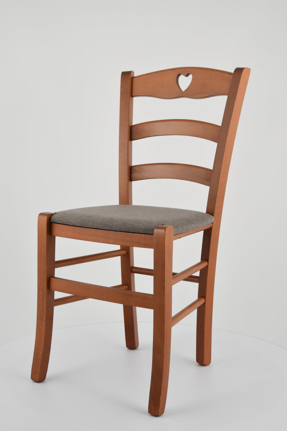 Sedia modello Cuore con robusta struttura in Legno di faggio verniciato e seduta in tessuto o finta pelle