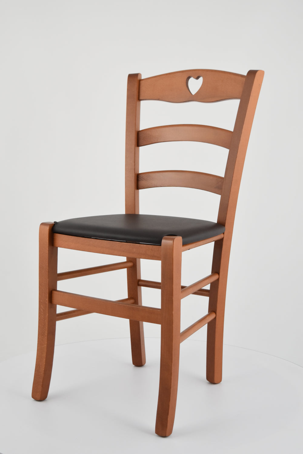 Sedia modello Cuore con robusta struttura in Legno di faggio verniciato e seduta in tessuto o finta pelle