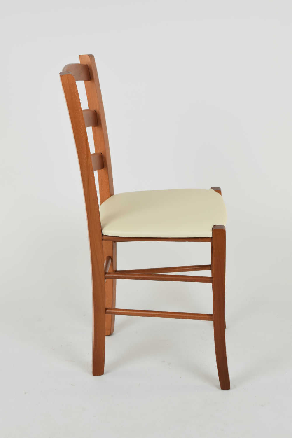 Sedia modello Venice con robusta struttura in Legno di faggio verniciato e seduta in ecopelle o tessuto