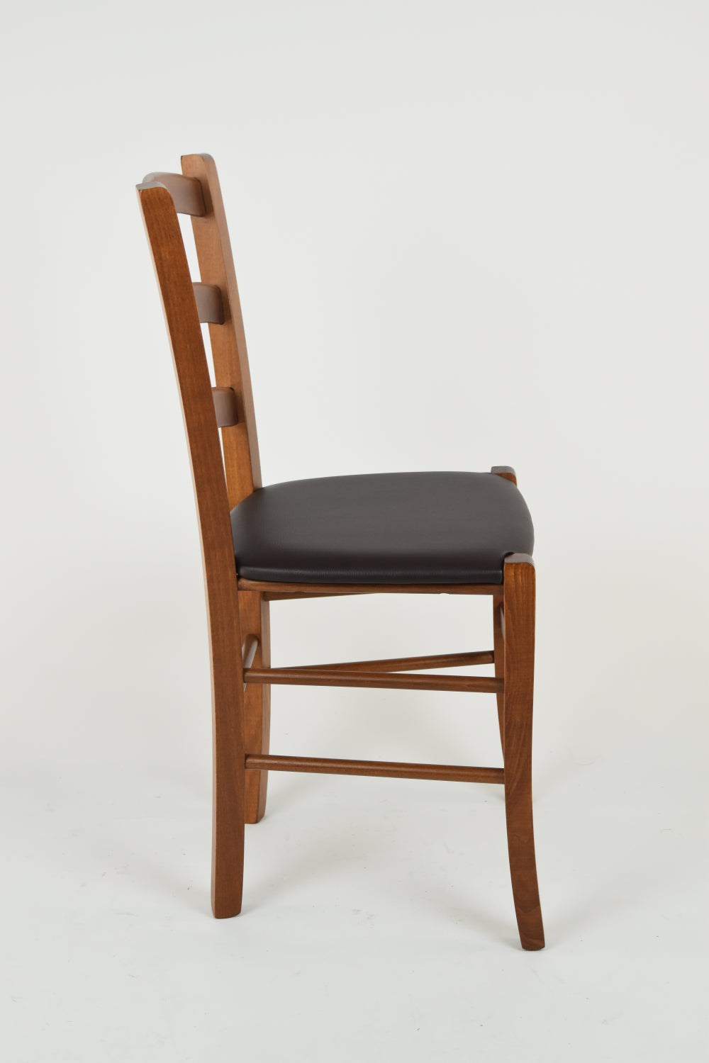 Sedia modello Venice con robusta struttura in Legno di faggio verniciato e seduta in ecopelle o tessuto