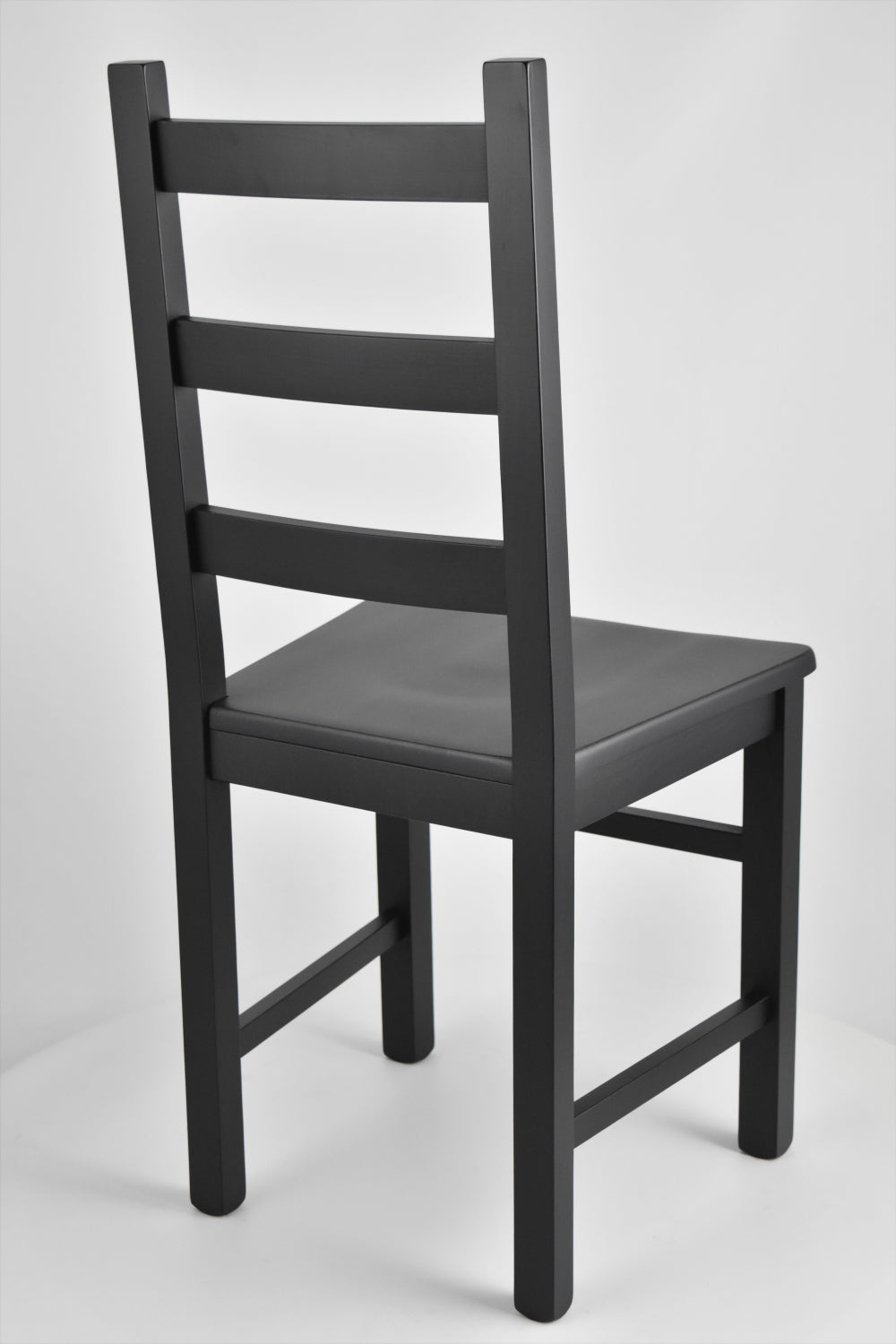 Sedia modello Rustica con robusta struttura in legno di faggio e seduta in legno massello
