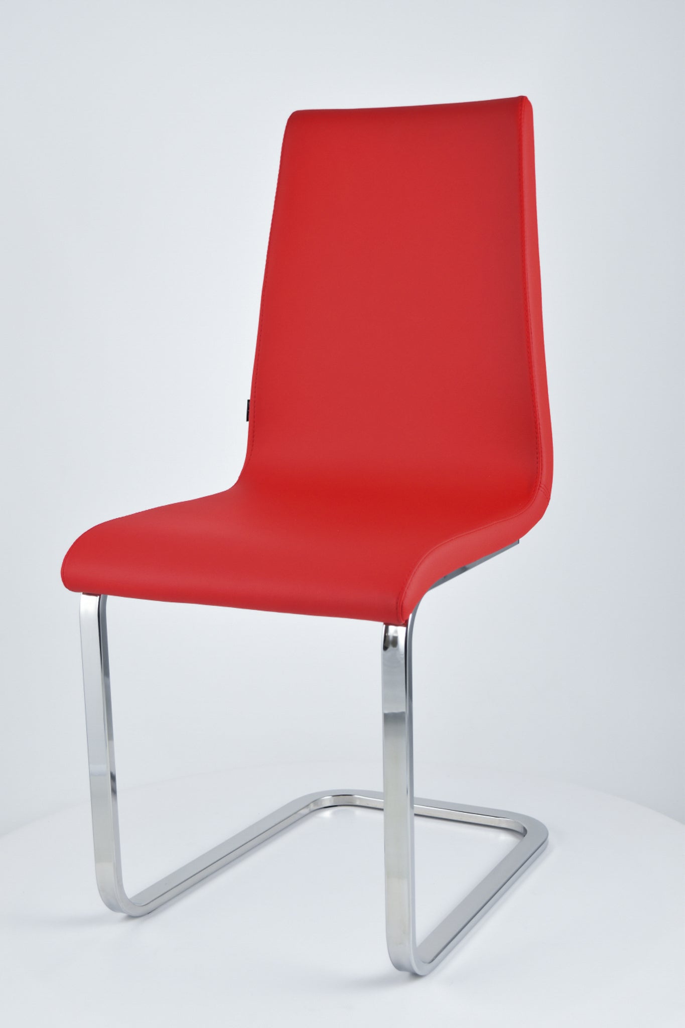 Silla Berlin estilo cantilever con patas de acero cromado de alta resistencia y asiento en madera multicapa, tapizado en polipiel 