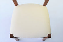 Charger l&#39;image dans la galerie, Chaise Cuore avec robuste structure en bois de hêtre et assise rembourrée et revêtue en cuir artificiel ou tissu

