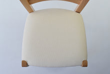 Cargar imagen en el visor de la galería, Silla modelo Cuore con estructura en madera de haya barnizada y asiento en tejido o polipiel
