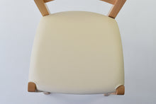 Carica l&#39;immagine nel visualizzatore di Gallery, Sedia modello Cuore con robusta struttura in Legno di faggio verniciato e seduta in tessuto o finta pelle
