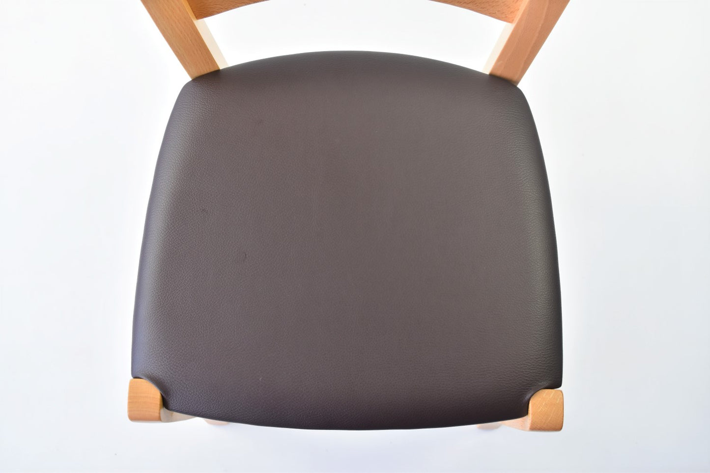Sedia modello Cuore con robusta struttura in Legno di faggio verniciato e seduta in tessuto o finta pelle