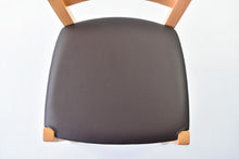 Carica l&#39;immagine nel visualizzatore di Gallery, Sedia modello Cuore con robusta struttura in Legno di faggio verniciato e seduta in tessuto o finta pelle
