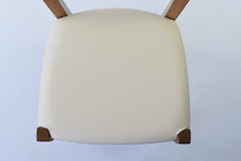 Cargar imagen en el visor de la galería, Silla modelo Cuore con estructura en madera de haya barnizada y asiento en tejido o polipiel
