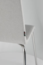 Загрузить изображение в средство просмотра галереи, Набор из стульев Lisbona с многослойной оболочкой, обитой жемчужно-серой тканью и подставкой из стальной трубы
