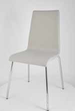 Загрузить изображение в средство просмотра галереи, Набор из стульев Lisbona с многослойной оболочкой, обитой жемчужно-серой тканью и подставкой из стальной трубы
