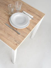 Charger l&#39;image dans la galerie, Table EVA avec structure en acier peint en blanc et plateau en mélamine couleur chêne rustique
