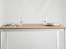 Charger l&#39;image dans la galerie, Table EVA avec structure en acier peint en blanc et plateau en mélamine couleur chêne rustique

