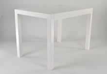Lade das Bild in den Galerie-Viewer, Tisch Greta mit Buchenholzstruktur in der Farbe Weiß lackiert und spiegelglänzender Melaminplatte

