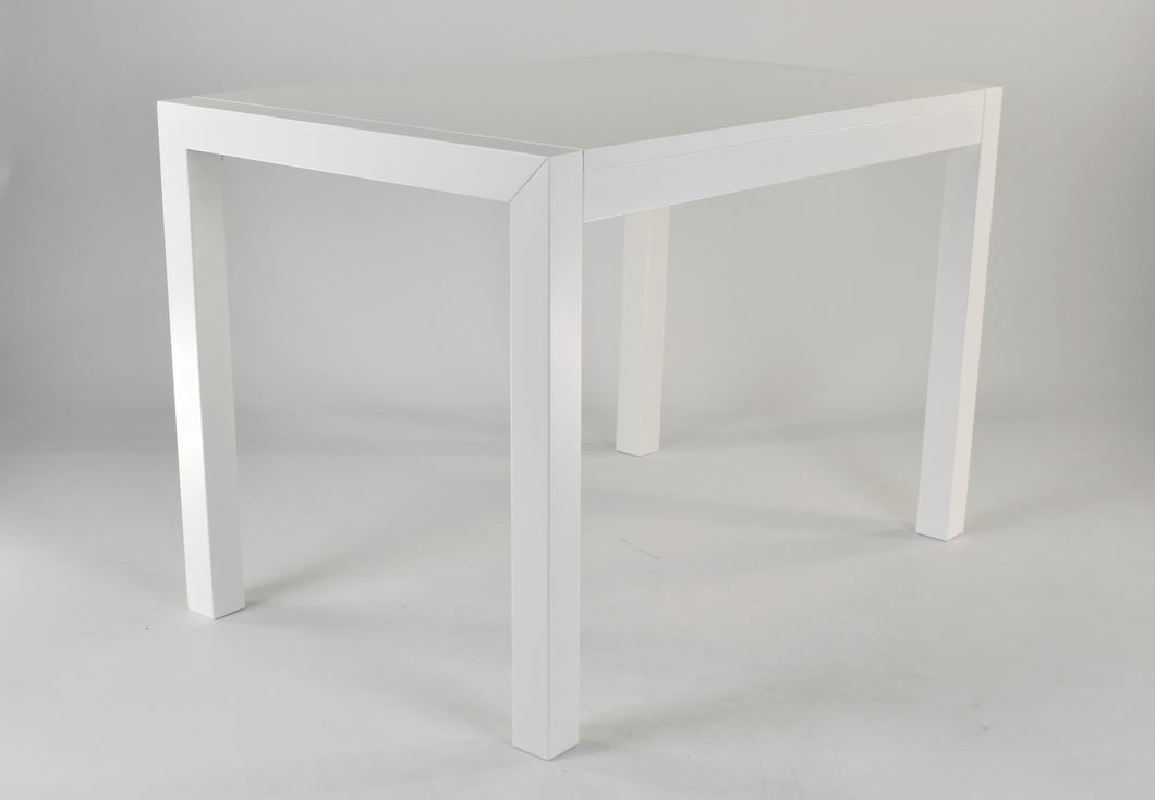 Tisch Greta mit Buchenholzstruktur in der Farbe Weiß lackiert und spiegelglänzender Melaminplatte
