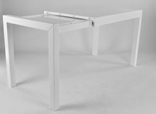 Carica l&#39;immagine nel visualizzatore di Gallery, Tavolo modello Greta laccato bianco con struttura in legno di faggio e piano in nobilitato lucido mirror gloss
