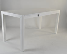 Lade das Bild in den Galerie-Viewer, Tisch Greta mit Buchenholzstruktur in der Farbe Weiß lackiert und spiegelglänzender Melaminplatte
