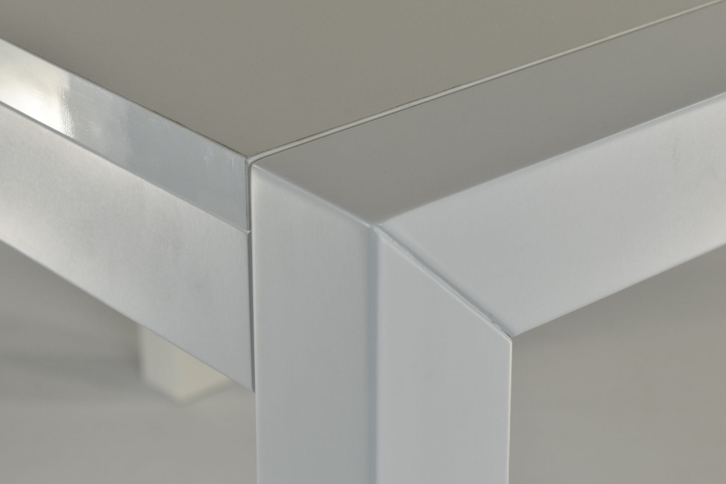 Tavolo modello Greta laccato bianco con struttura in legno di faggio e piano in nobilitato lucido mirror gloss